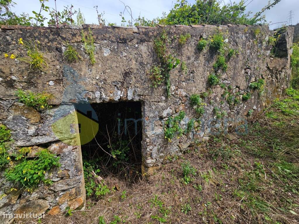 Terreno e Construção Rural em parcela urbana de 320m2, onde existe ... - Grande imagem: 4/8