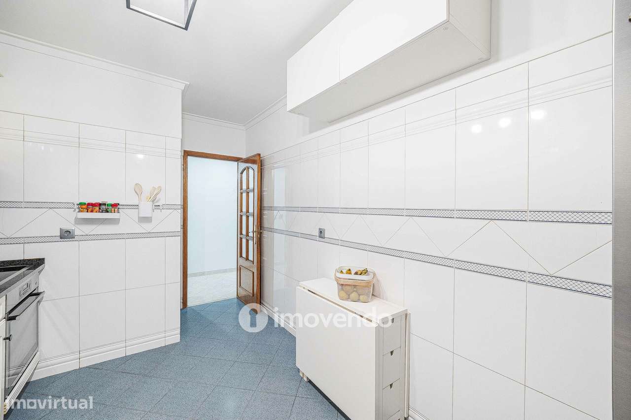 Apartamento T3, com estacionamento e arrecadação, na Ramada-9