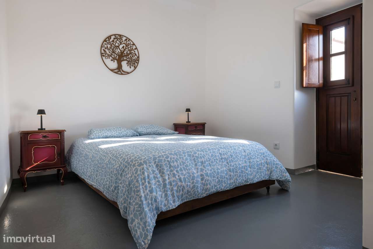 Moradia T-1 com logradouro, piscina, estacionamento.-16