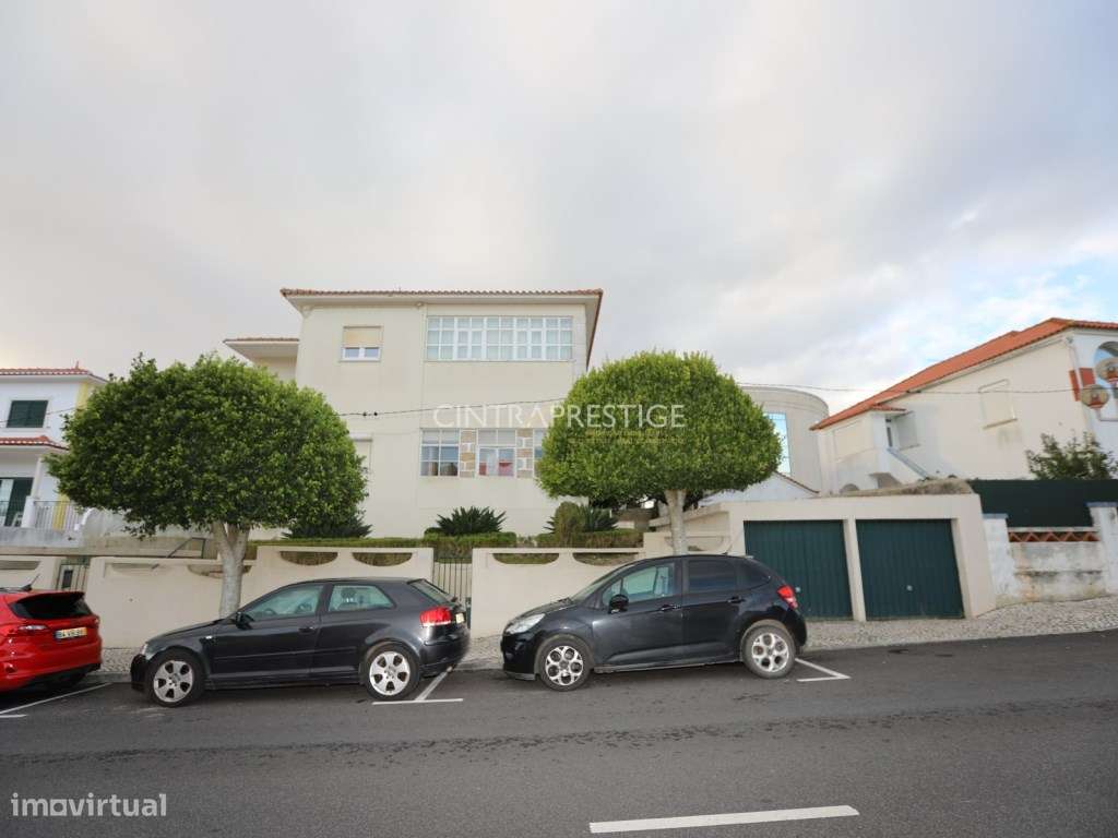 Moradia no Centro de Mafra com 2 Pisos e 2 Garagens.-34