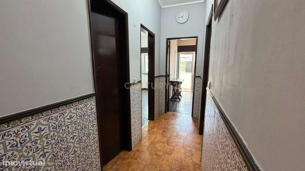 Apartamento T3 transformado em T2 | Amora-11