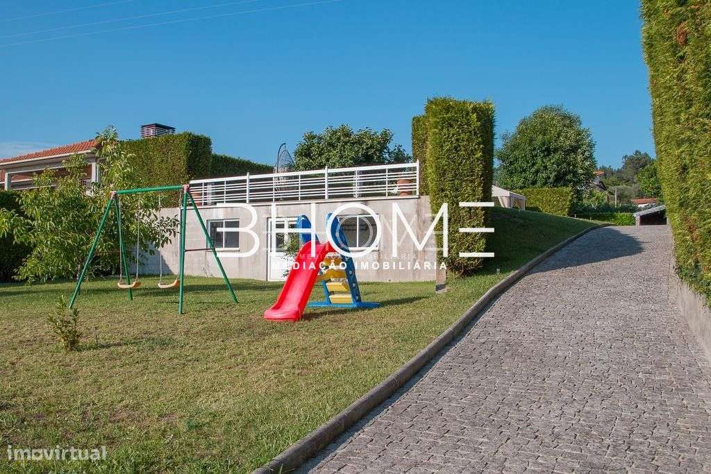 Propriedade com Casa em Pedra, T6, com piscina e campo de jogos-25