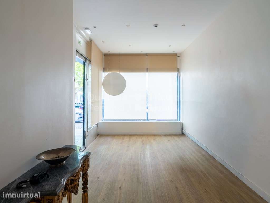 Loja com dois pisos e montra nas Avenidas Novas - Grande imagem: 2/25