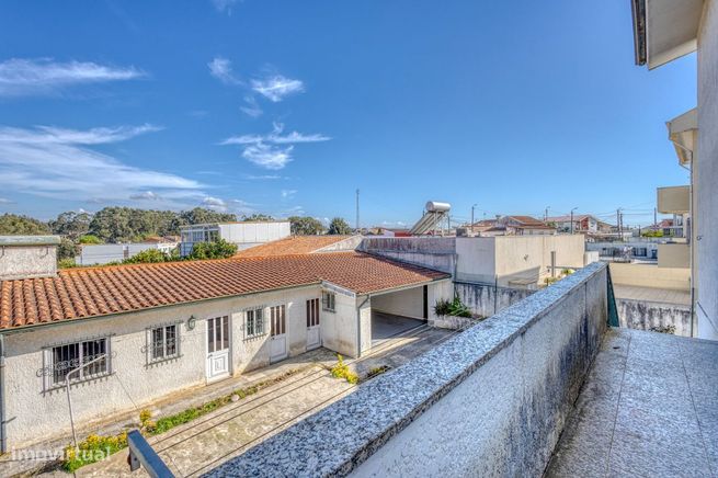 Moradia T5 em S. Félix da Marinha com garagem próximo da praia-8