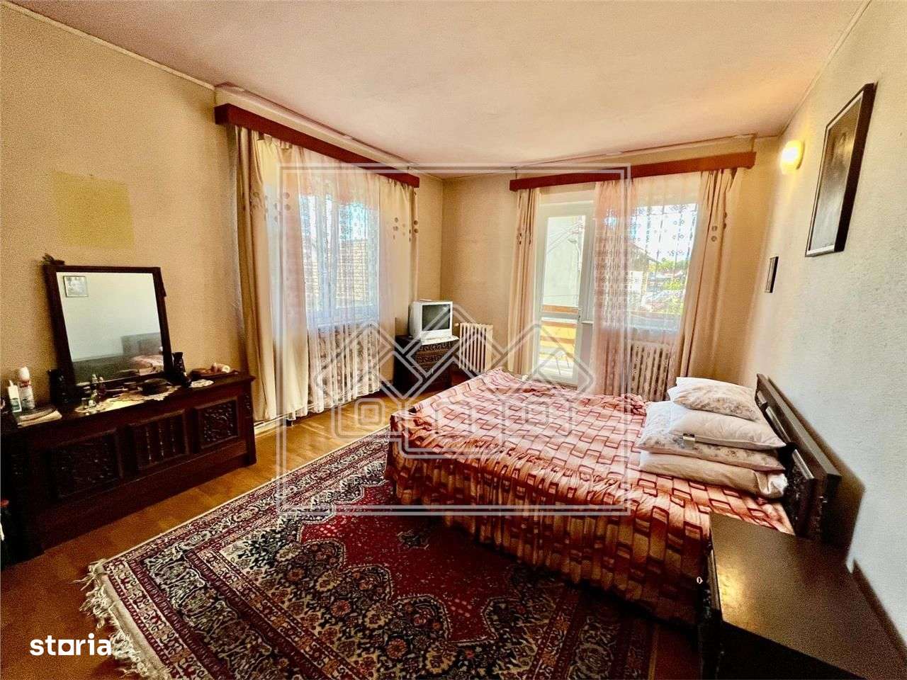 Casa de vanzare in Cisnadie - 6 camere, garaj - teren 250 mp - Imagine principală: 2/18