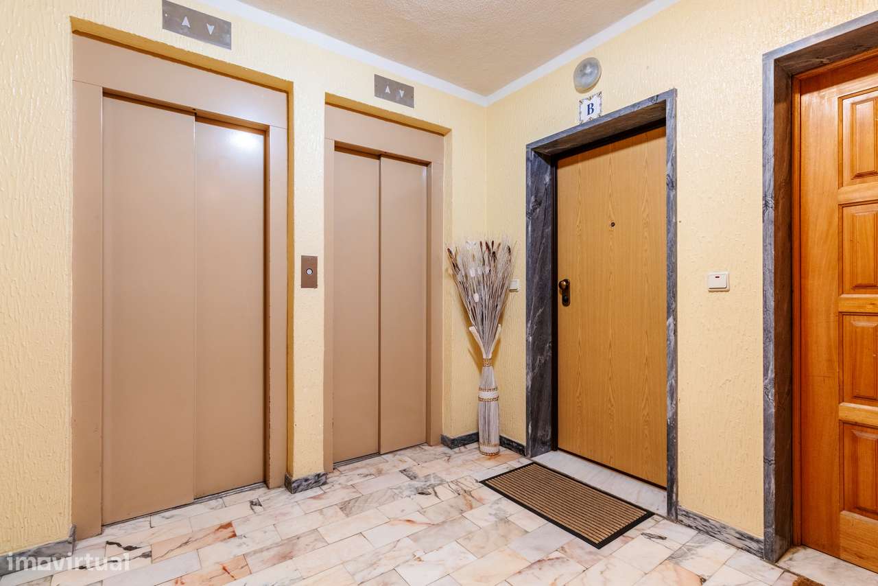 Apartamento T3 convertido em T2 c/ 2 Salas, Semi Remodelado em São Mar-2