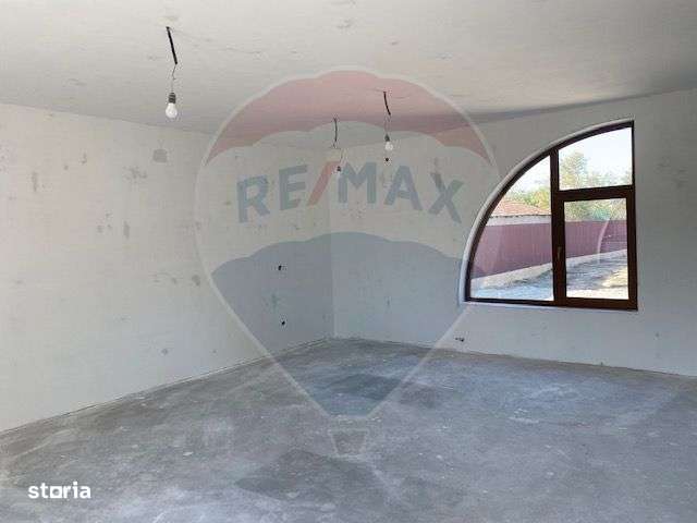 Casă / Vilă cu 5 camere de vânzare-13