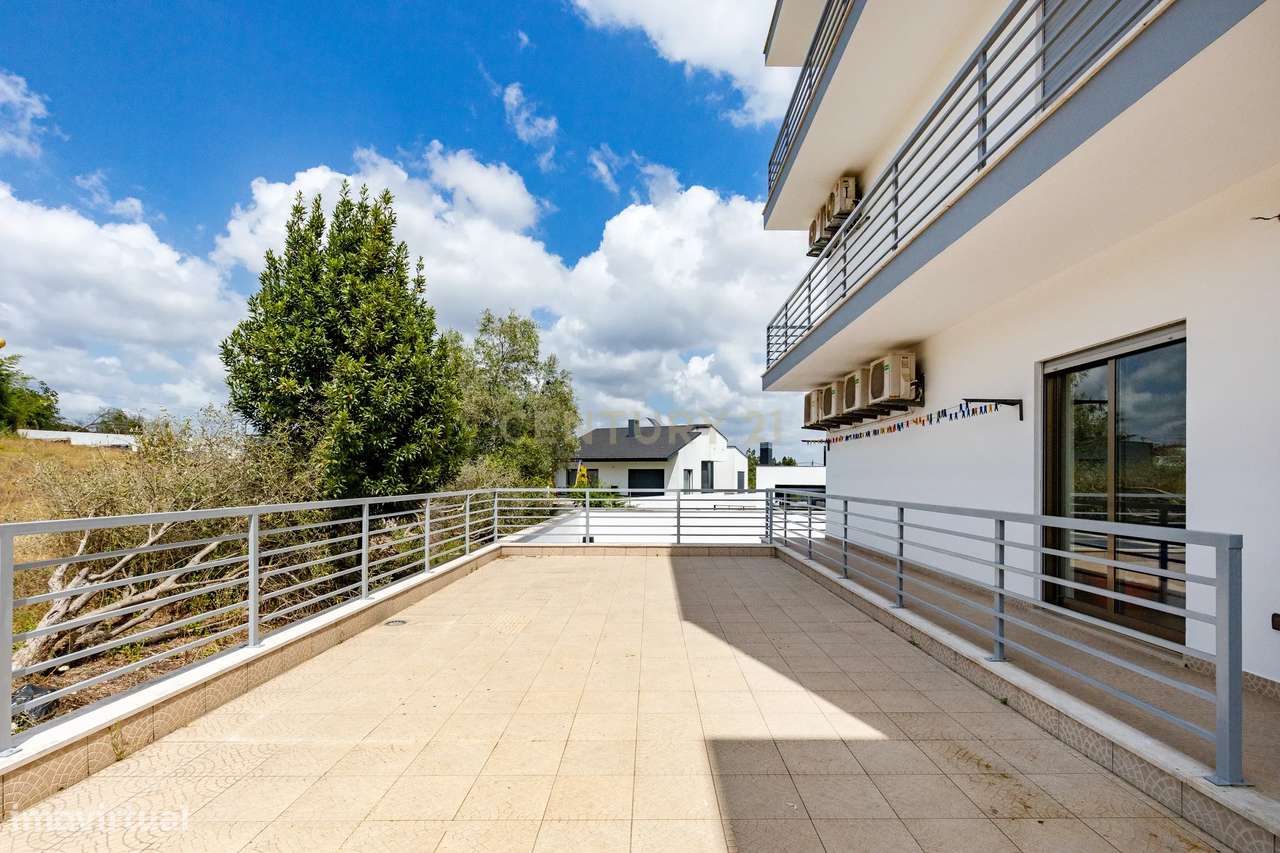 Apartamento T3 de Excelência com Terraço, Garagem Box, no Louriçal - P-34