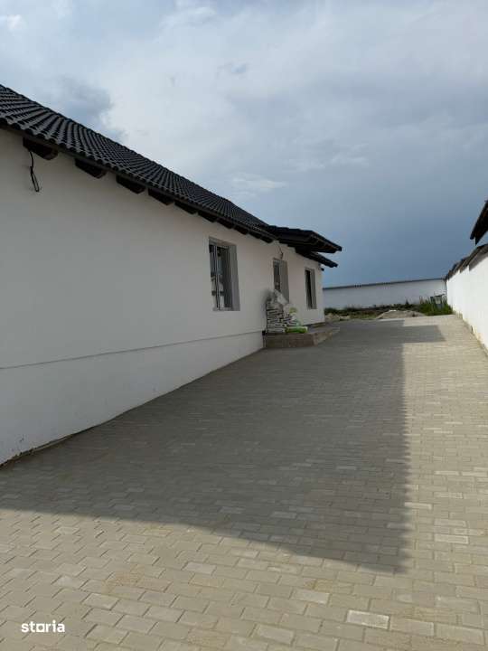 Casa individuala cu 4 camere 2 bai si terasa in Sura Mica-11