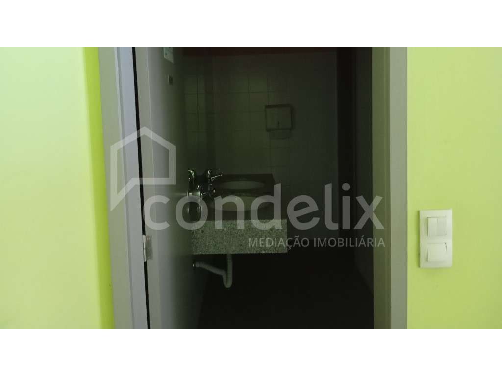 Escritório em Leça da Palmeira, na zona comercial e industrial. - Grande imagem: 5/18