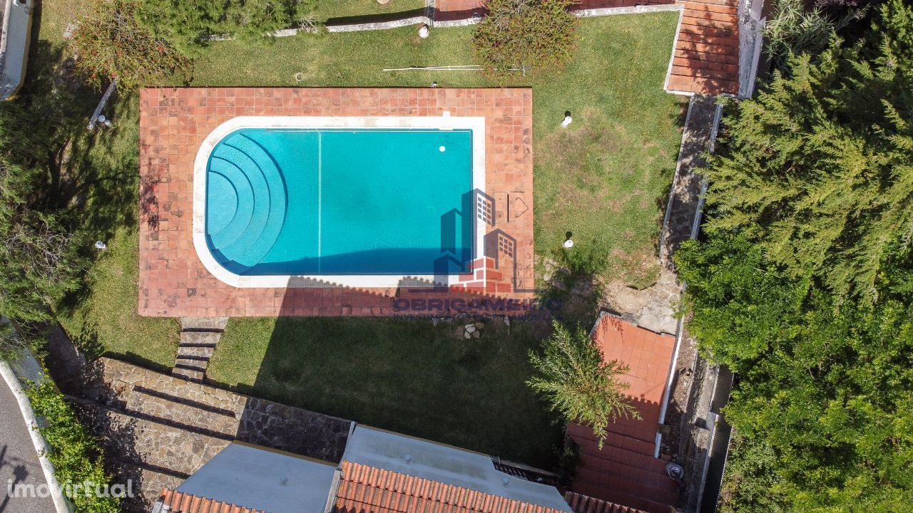 Fantástica propriedade T5 com piscina e terreno em zona tranquila