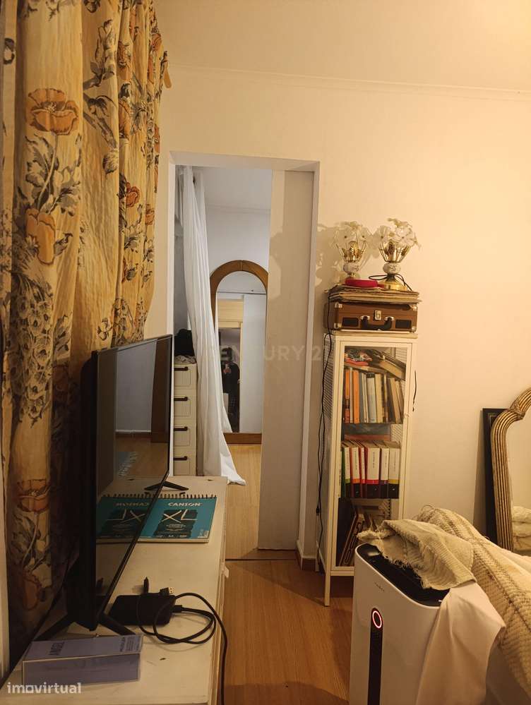 Casa T2 em Almada com 2 casas de banho e boa exposição solar-14