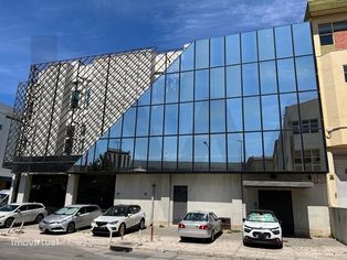 Armazém  Junto ao Aeroporto Internacional de Lisboa  - Prior Velho - L - Grande imagem: 2/27