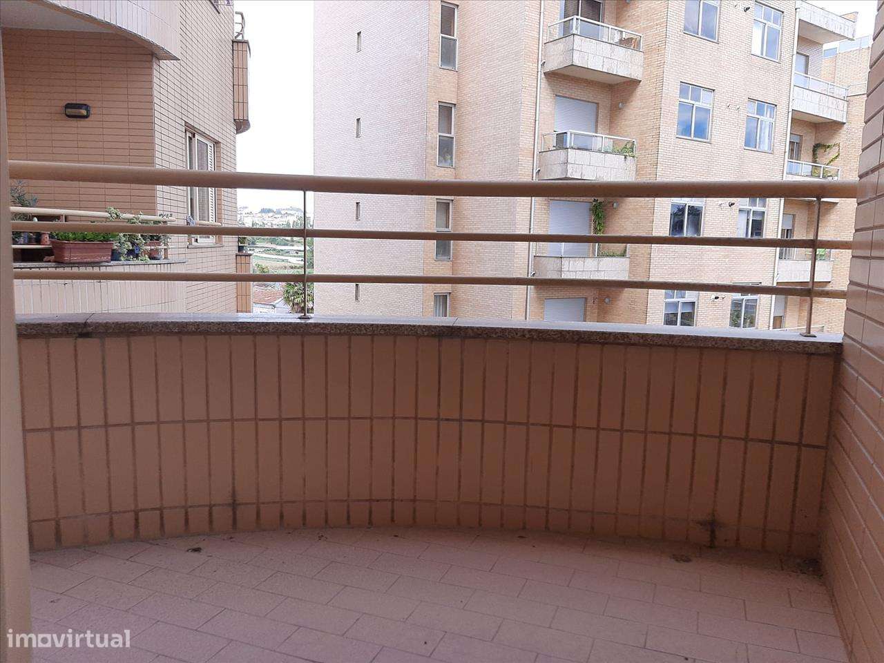 Apartamento T2 com Varanda em Rio Tinto, Gondomar-11