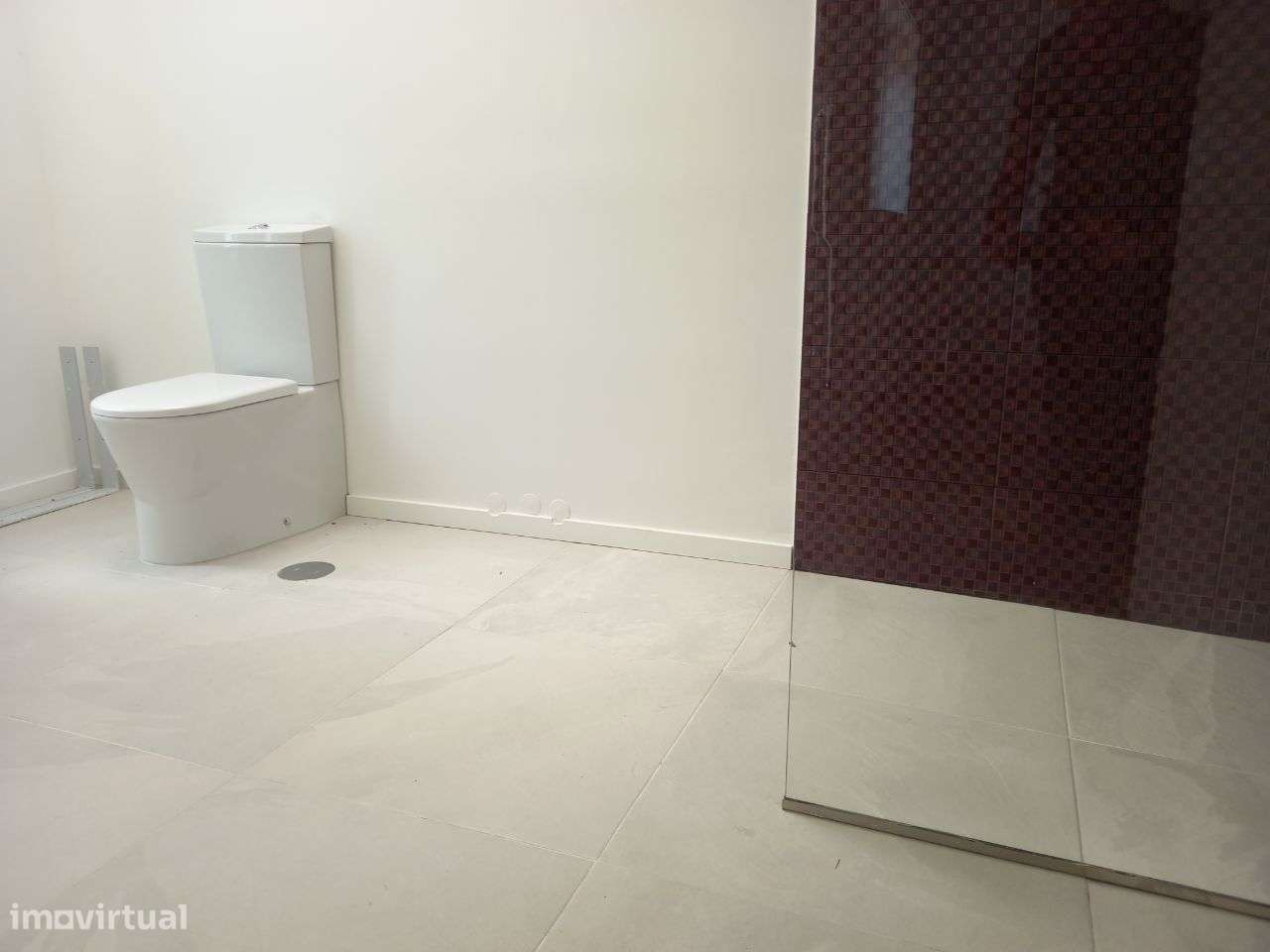 Moradia com 4 suítes, piscina e casa de hóspedes-15