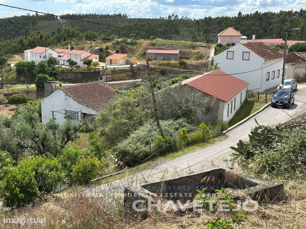 Quintinha com duas casas de campo e uma arrecadação a cerca de 4 km...-0