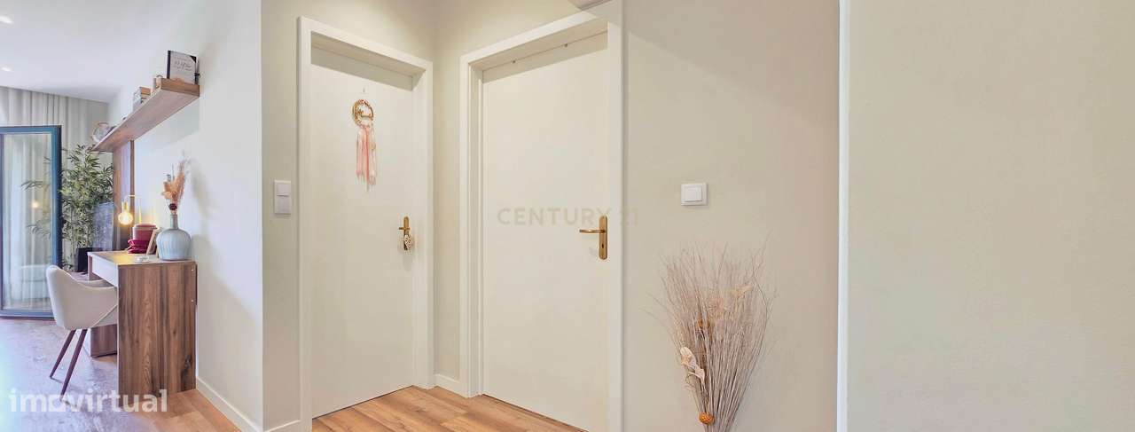 Apartamento T2 Renovado em Santo António-4