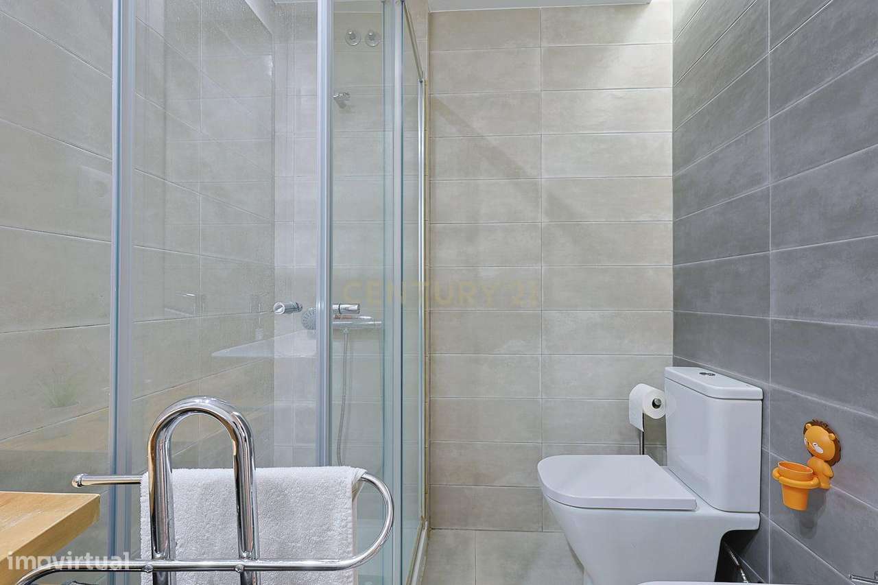 T3 Remodelado com Varanda e Vista para Lisboa – Torre da Marinha, Seix-10