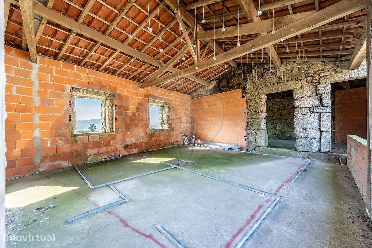 Moradia para Recuperar – Excelente Potencial | Vendida no Estado Atual - Grande imagem: 3/27