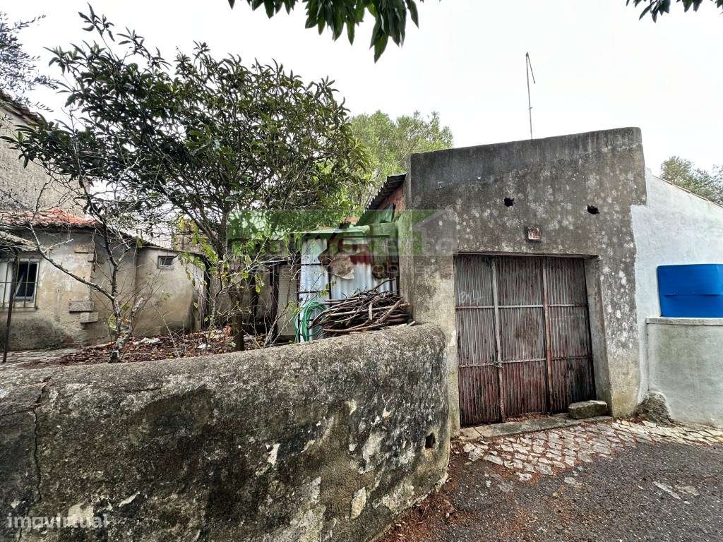 Moradia Geminada T2 em Francos, Rio de Mouro. Para Obras Totais.-10