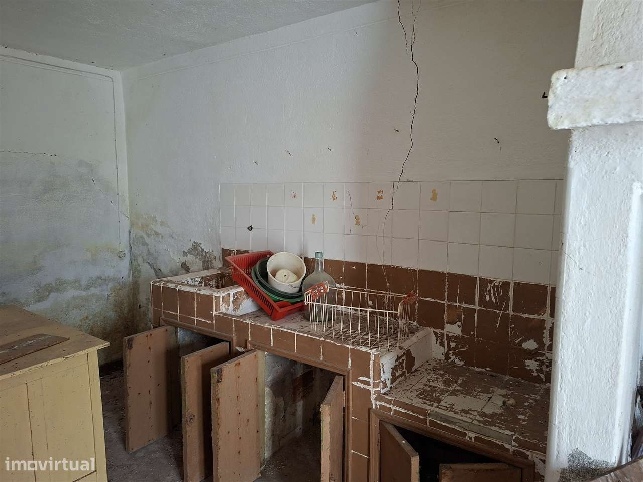 Propriedade Única com 2 Casas para Recuperação e Terreno de 2,6 Hectar-11