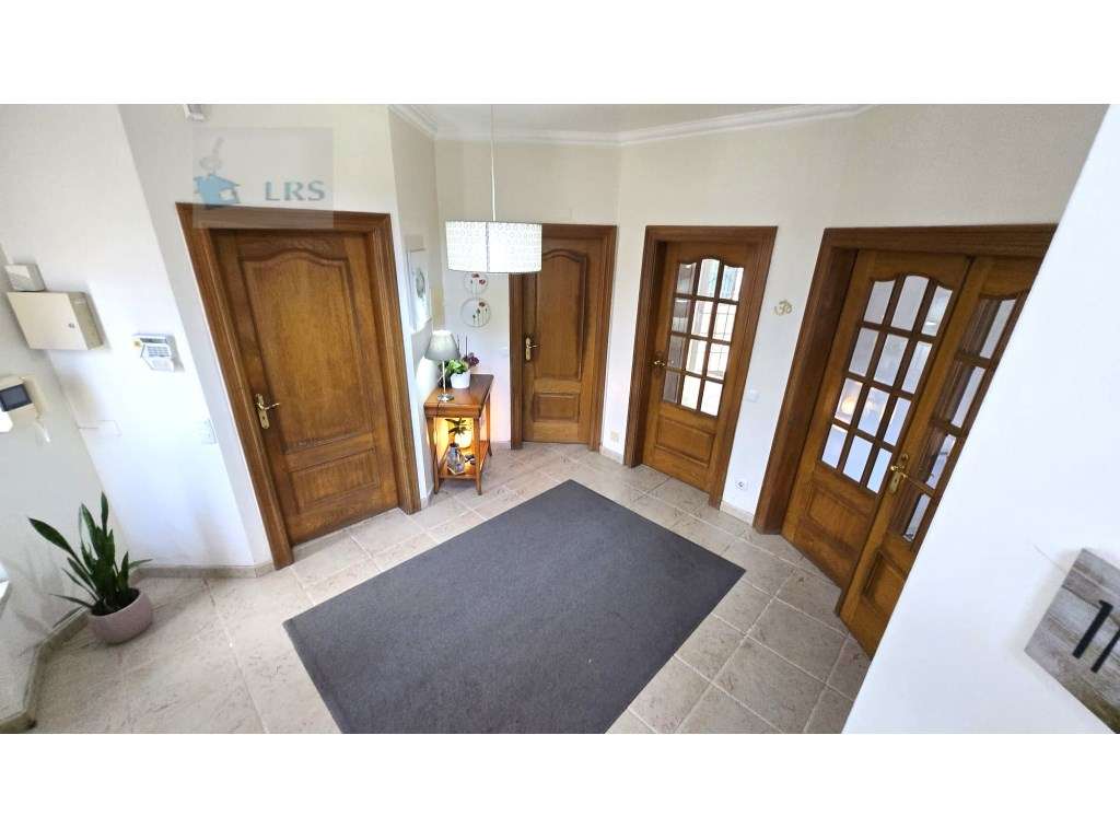 Moradia em Alcoitão - Excelente Oportunidade

Situada numa zona r...-14