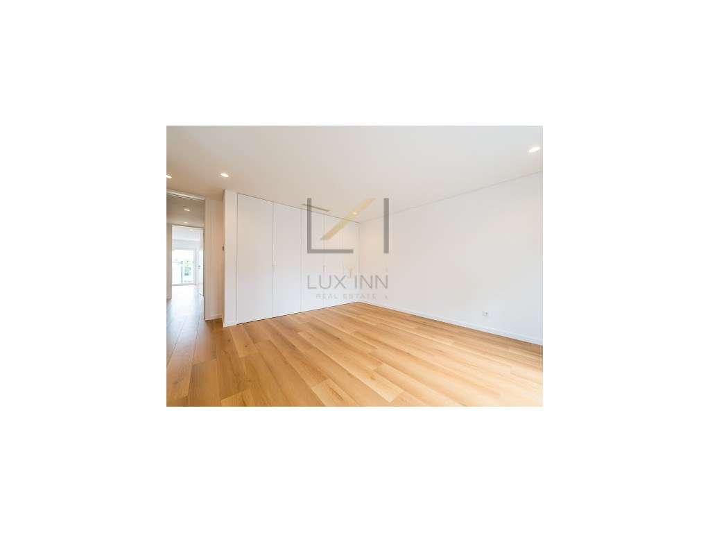 Moradia de Luxo T4 , São Pedro Do Estoril, com Piscina e Garagem-29