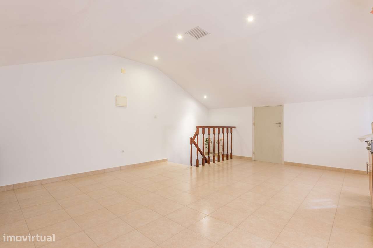 Moradia T3 + 1 em Vale Milhaços - Corroios  com Garagem-24