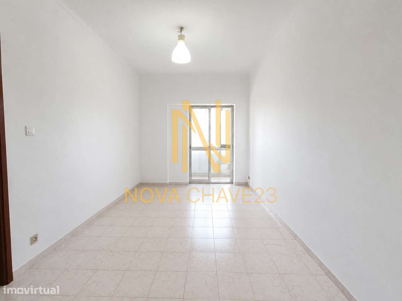 Apartamento T2 na Av. Bons Amigos | 9.º Andar | Varandas Fechadas-1