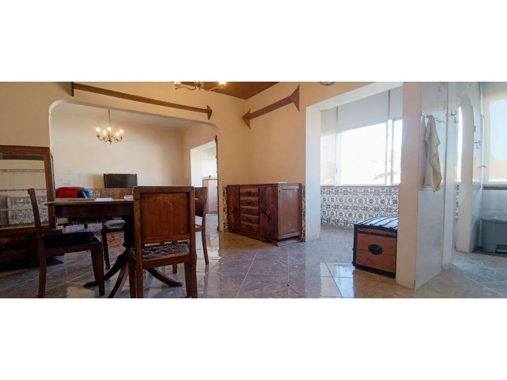 Apartamento T3 convertido em T2 - Paço de Arcos. Comboio.-10