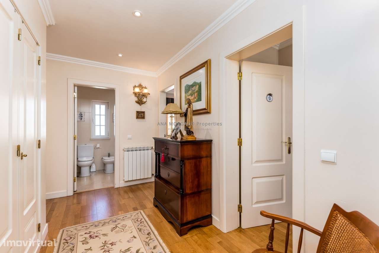 Moradia T4+1 Geminada na Quinta da Beloura — Luminosidade, Conforto e-27