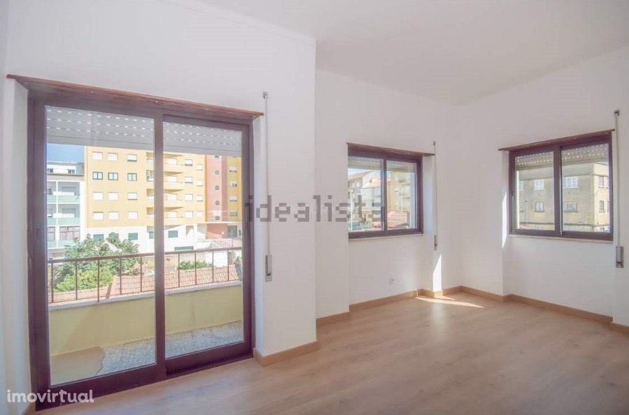 Apartamento T3 com varanda na zona ribeirinha do Barreiro