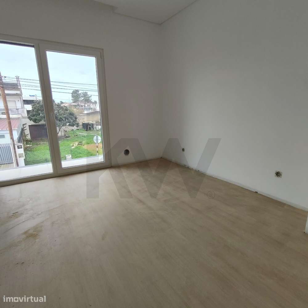 MORADIA TRIPLEX T4 GEMINADA COM ESPAÇO EXTERIOR - Grande imagem: 5/27