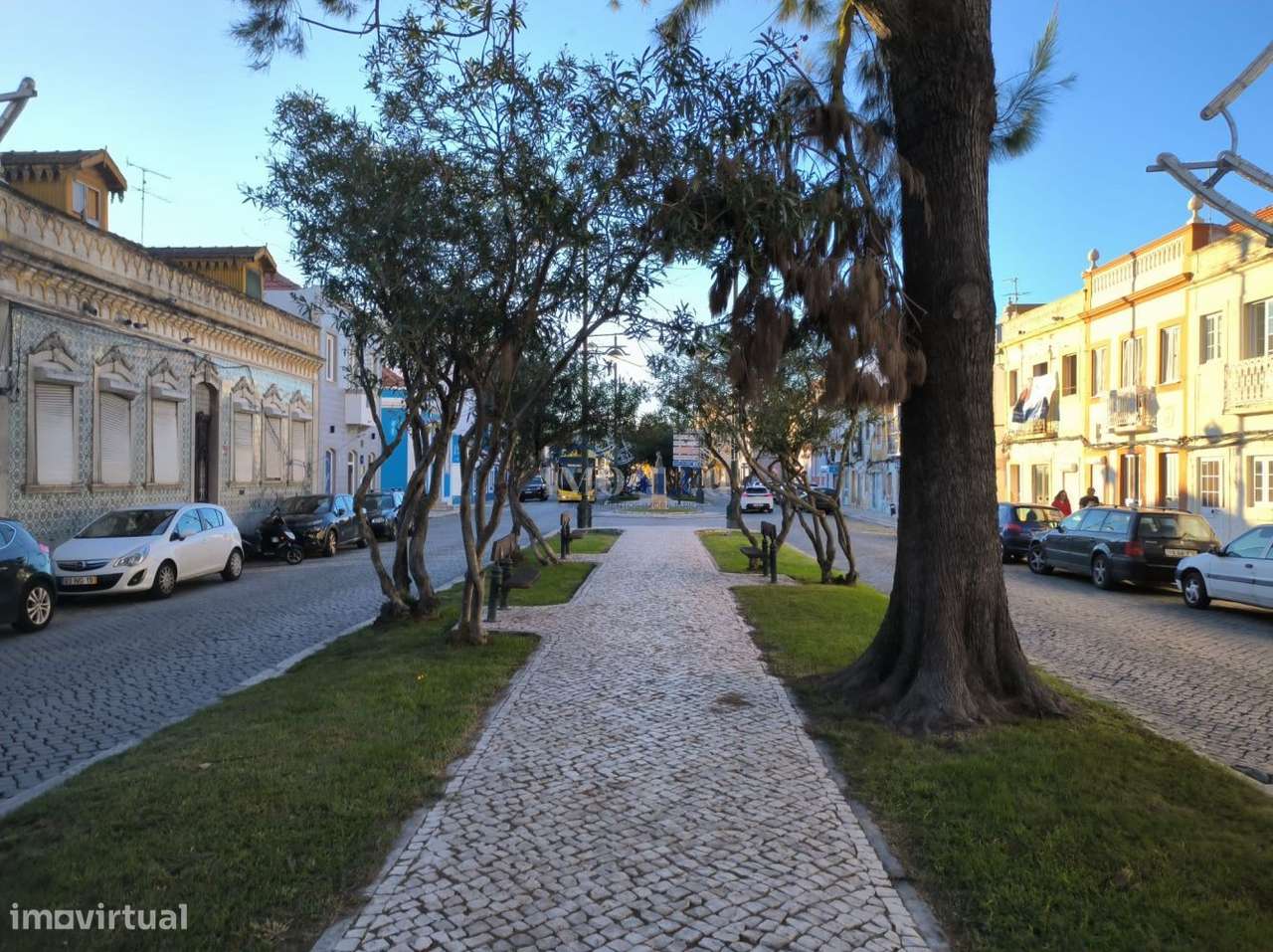 Prédio com quintal no centro do Montijo, junto a transportes-13
