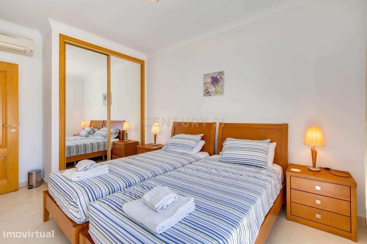 Espaçoso Apartamento T3 no Último Piso com Vista para as Piscinas no O-15