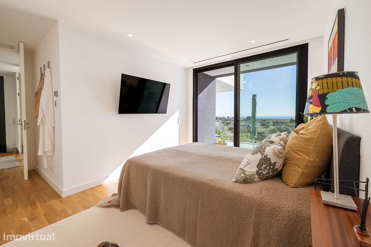 MODERNA E LUXUOSA MORADIA T3 COM PISCINA E GARAGEM PERTO DA MARINA DE-42