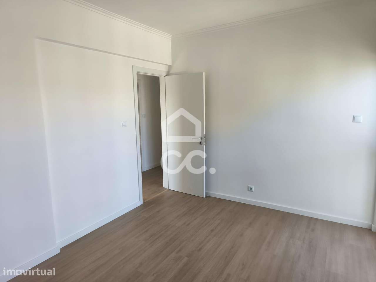 T3 Renovado com 3 Varandas na Amadora-10