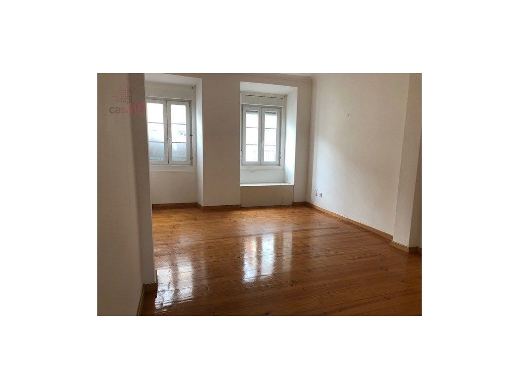 Vende-se Prédio Misto com 3 pisos na Estrela (Lisboa).