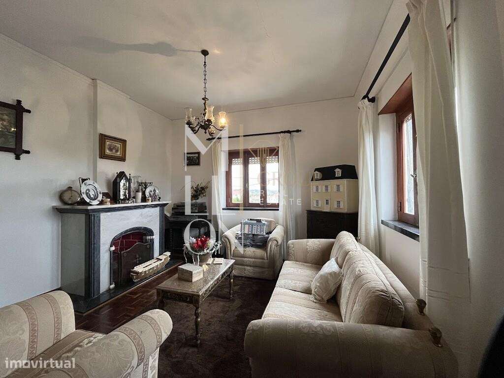 Moradia T8 (transformada em T5), situada em zona tranquila de Almeirim - Grande imagem: 5/23