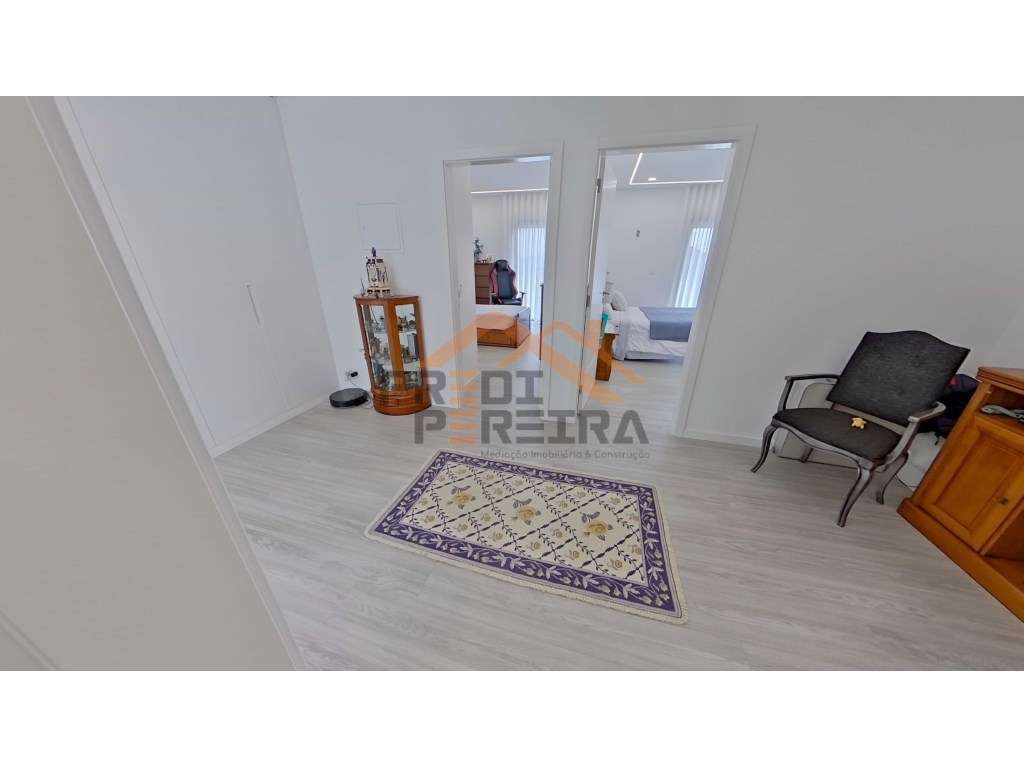 Moradia T3, situada no Casal da Silveira, em Famões-27