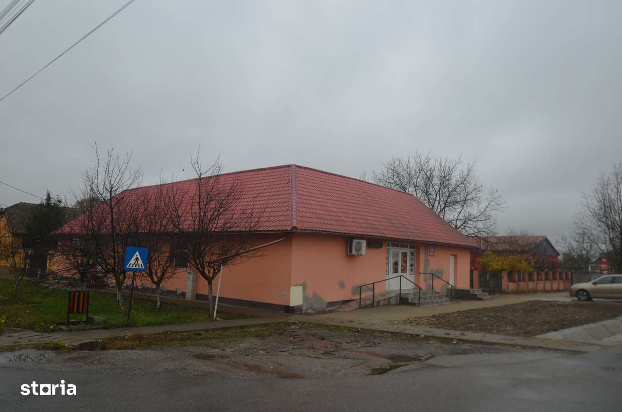 Casa in centrul comunei Padureni - Imagine principală: 5/15