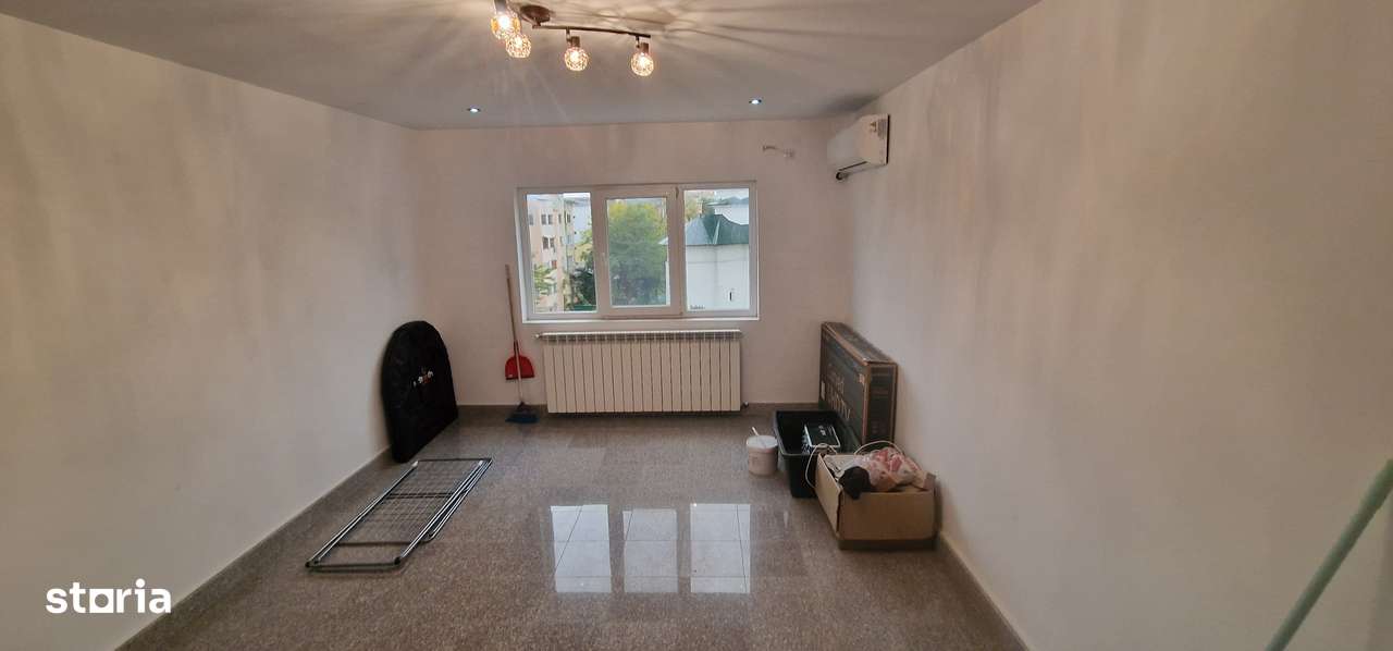 Apart. CU AMENAJARI DE LUX - 3 camere, etaj 4,  Barlad, zona : Polimed-1