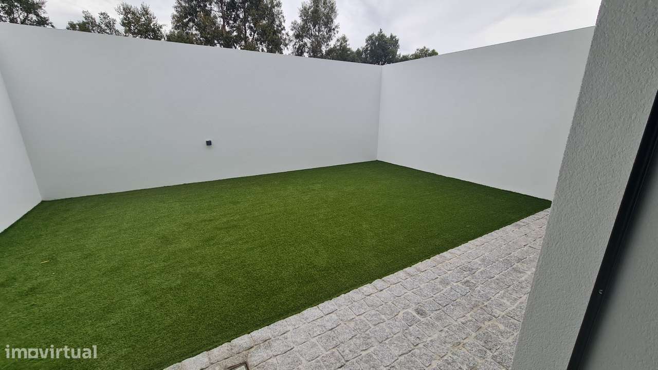 Moradias Novas 2 frentes com Jardim - Águas Santas - Exc. localização-5