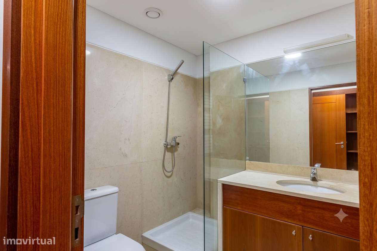 Apartamento T5 com 4 casas de banho e garagem-27