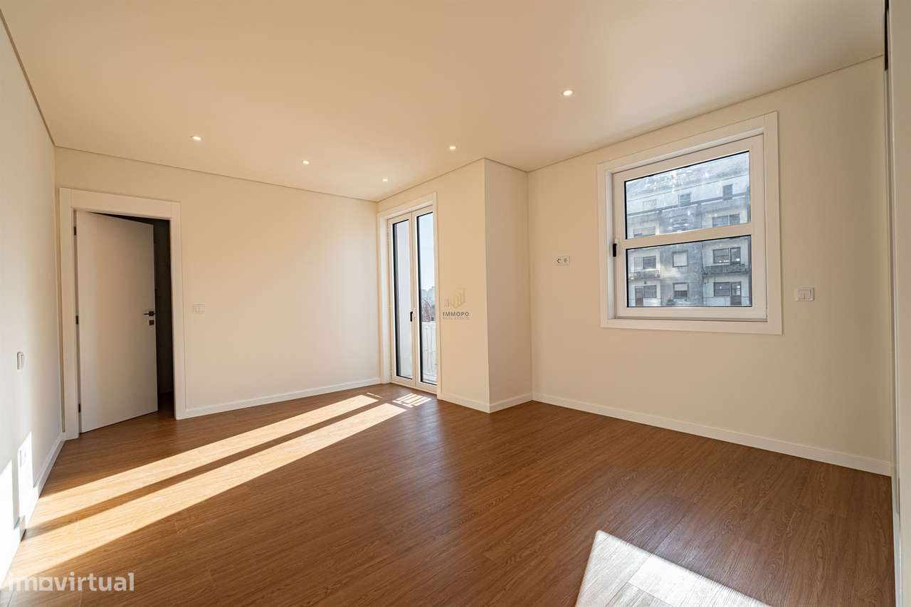 Apartamento T4 totalmente remodelado na Avenida da Boavista, Porto.-22