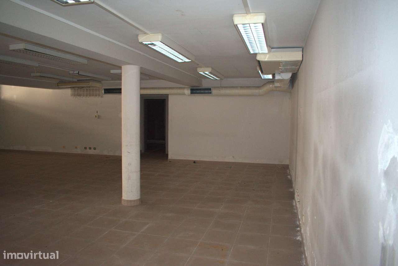 Espaço comercial de 451m² com estacionamento-11