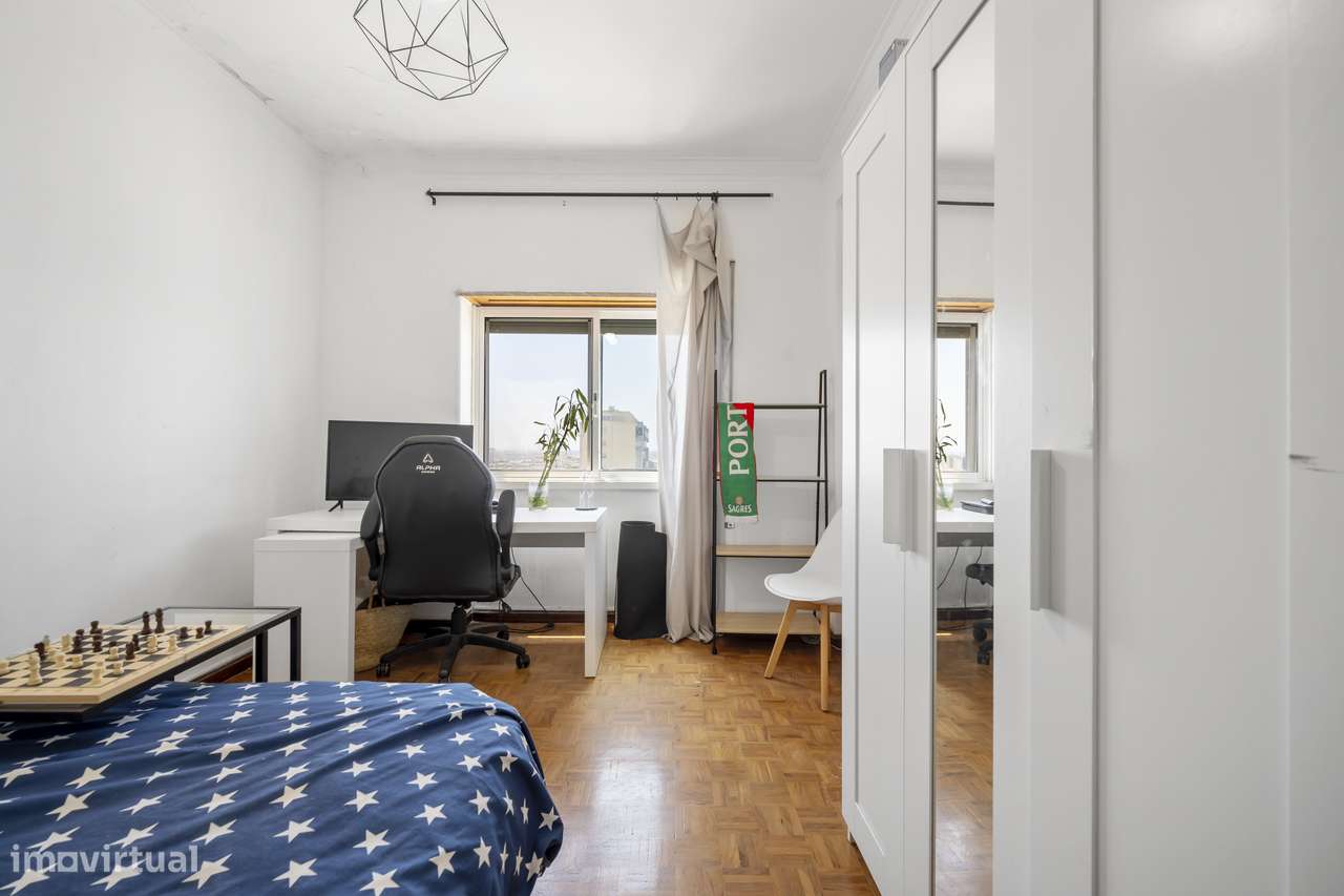 Apartamento T3 Transformado em T2 com Vista sobre o Rio Tejo-8