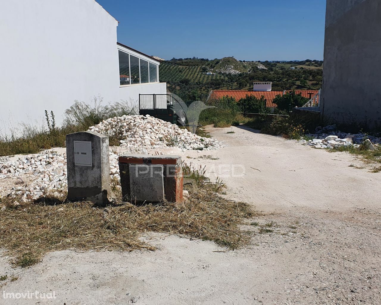 moradia de dois pisos e comercio em pardais