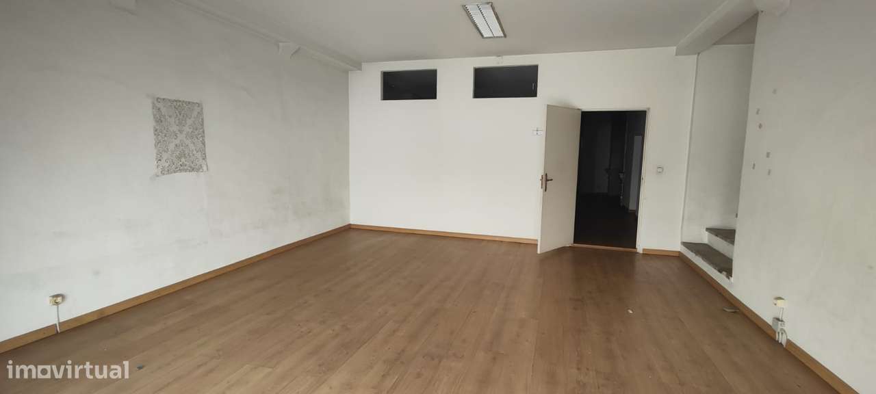 magnifico espaço comercial na Rua da Sofia, junto à Câmara Municipal-9