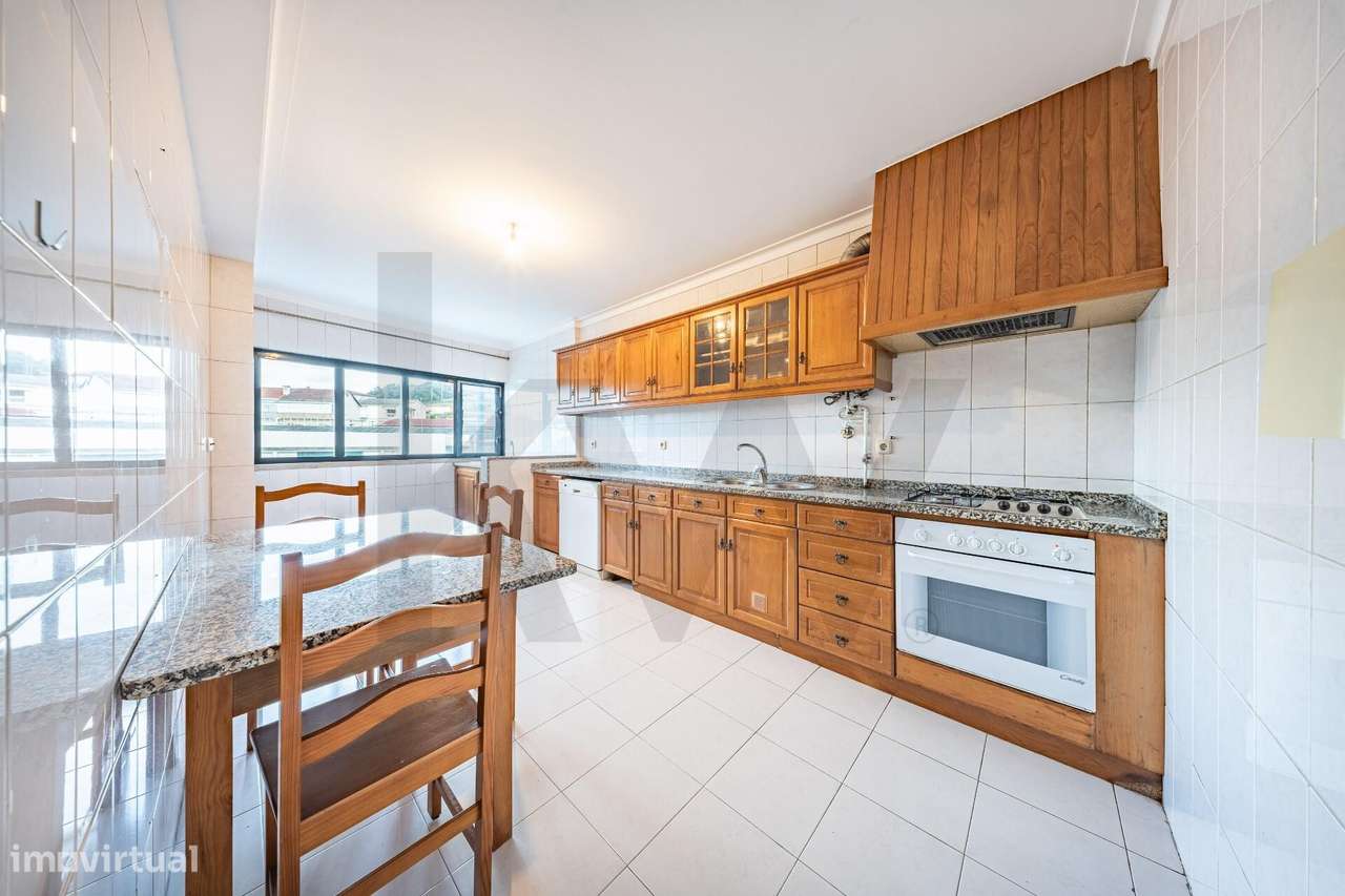 Apartamento T3 com varanda, lareira e ótima exposição solar em Nogueir - Grande imagem: 2/32